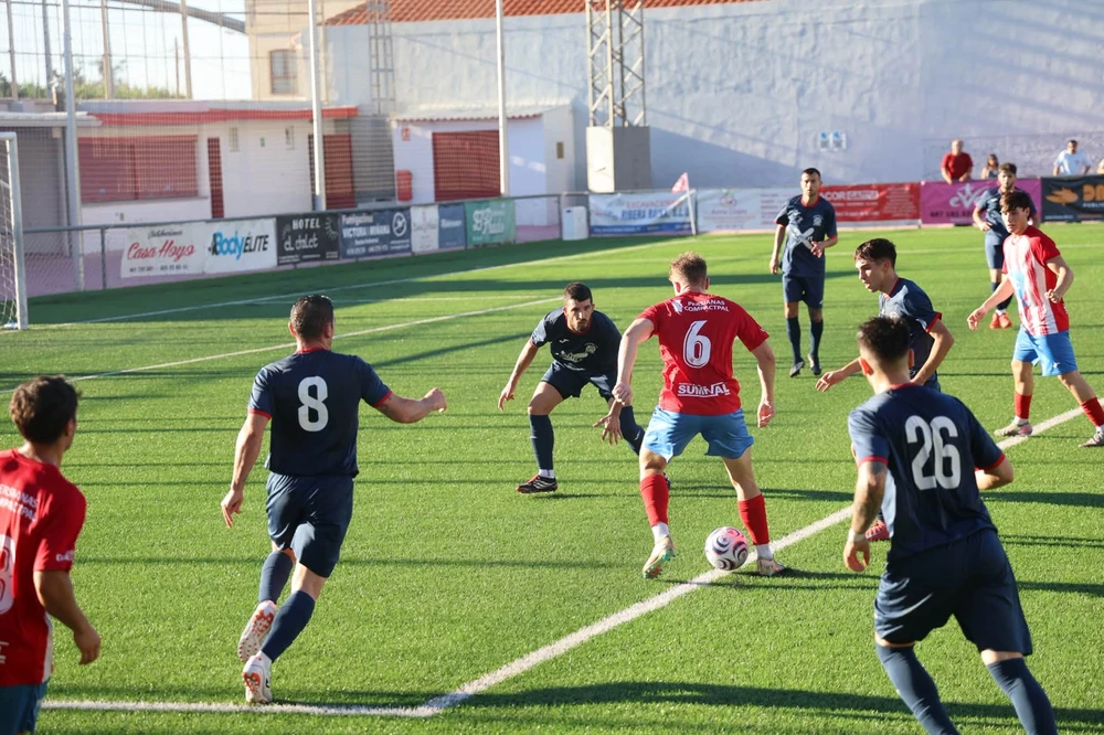 El CF Cullera debuta con victoria en el Aèria tras homenajear al expresidente Fernando Palero