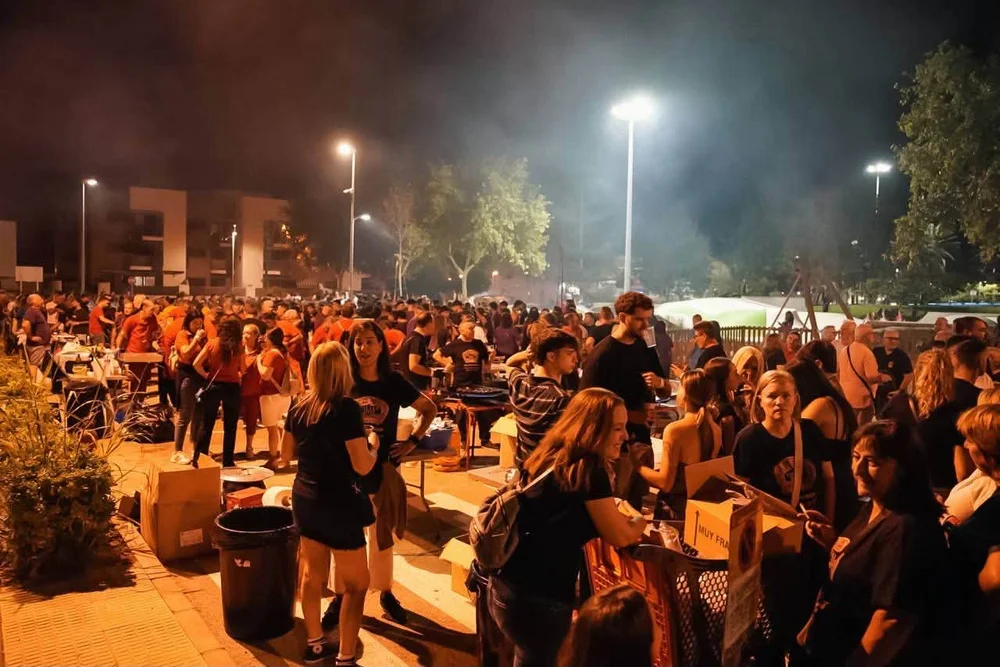 El mundo fallero celebra el Mig Any con una multitudinaria jornada de hermandad en las calles