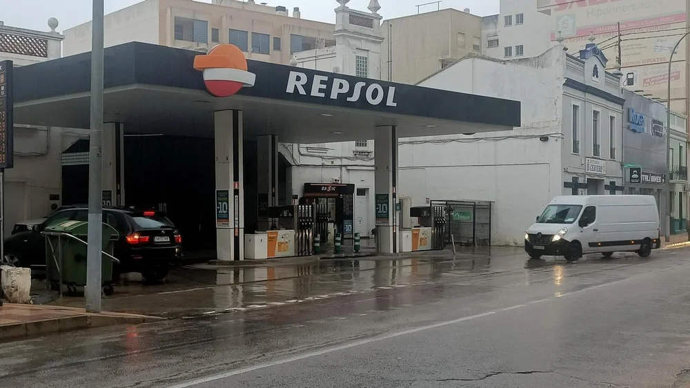 La escalada imparable de los carburantes supera la barrera de los dos euros y ahoga la economía doméstica