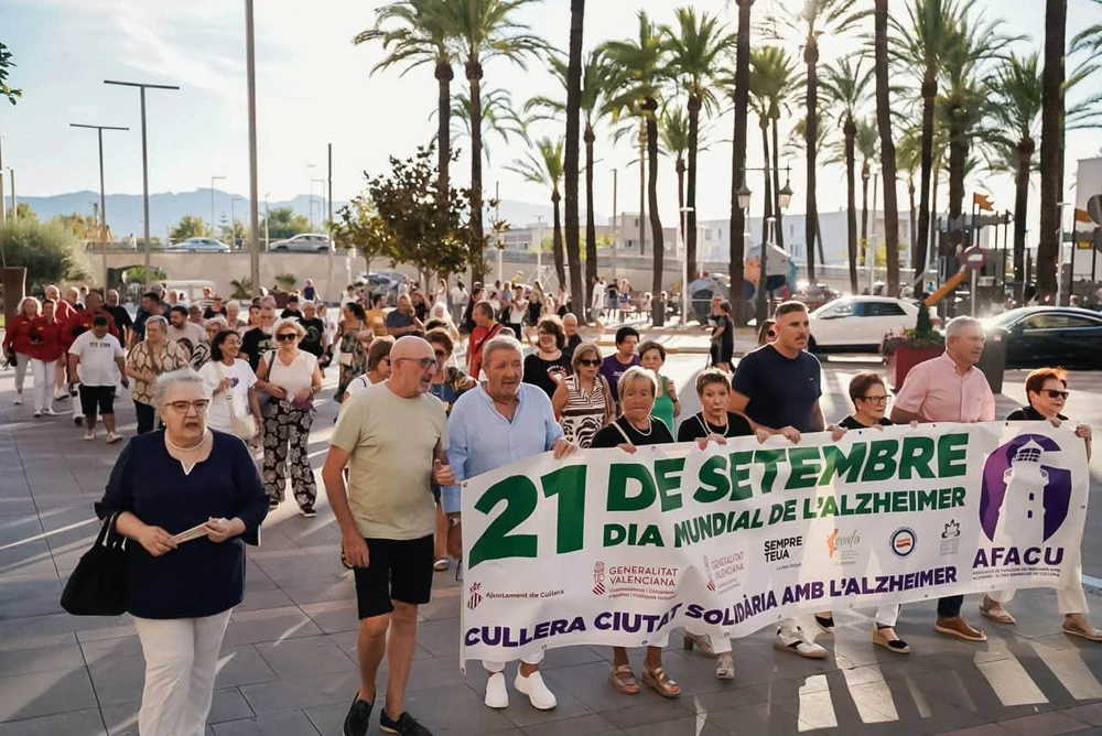 Cullera se vuelca en una marcha multitudinaria para visibilizar y romper el estigma del Alzhéimer