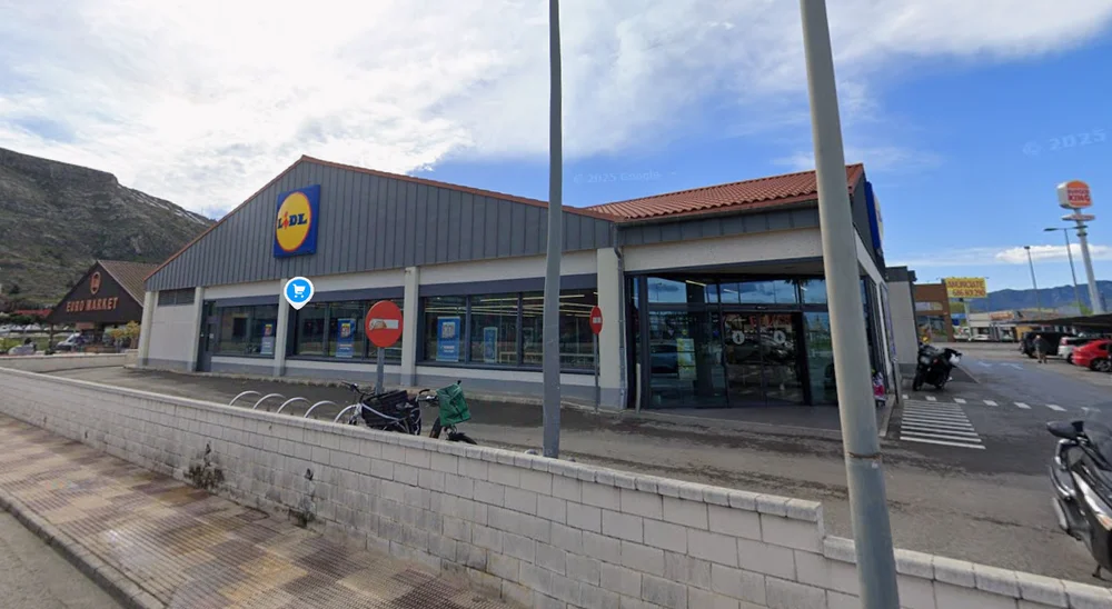 Detinguts dos homes per agredir els treballadors d'un supermercat en intentar fugir sense pagar