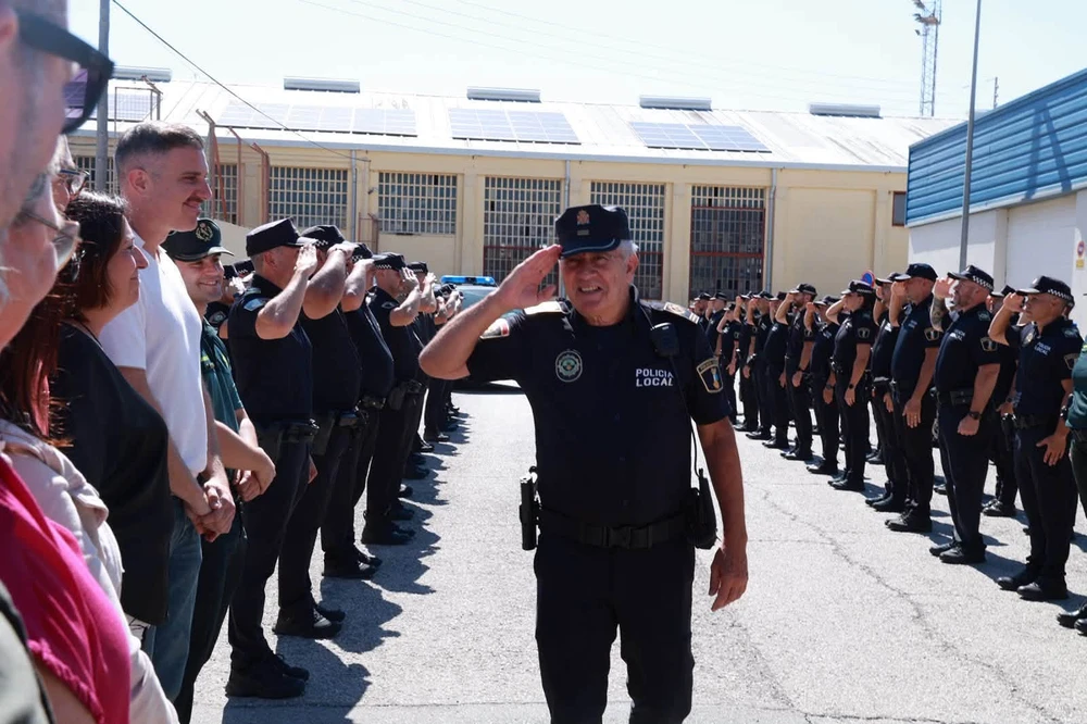 Emotiu homenatge a Alfredo González, un referent històric de la seguretat local després de 39 anys de servei