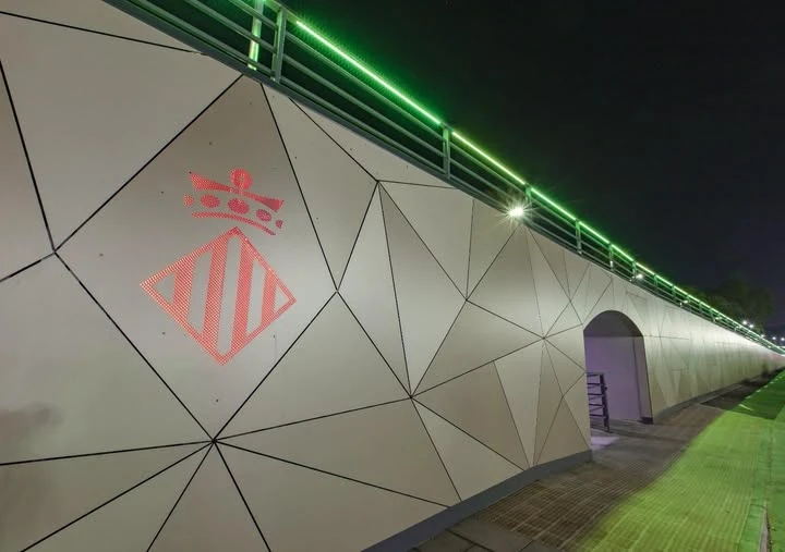 La luz verde de la esperanza ilumina el Puente de Piedra para reivindicar más recursos para la ciencia y la salud