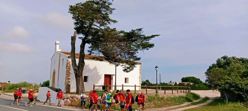 Cincuenta senderistas redescubren la historia local en una emotiva ruta por las seis ermitas del municipio