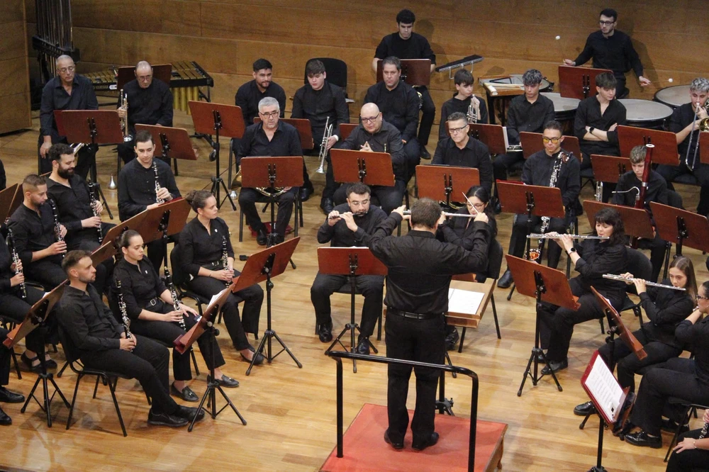 La Banda Sinfónica del Ateneo Musical hace vibrar el Auditorio con un repertorio magistral