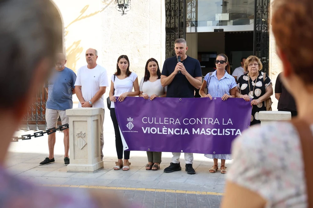 Cullera s'atura per a clamar contra el darrer assassinat masclista a la Comunitat Valenciana