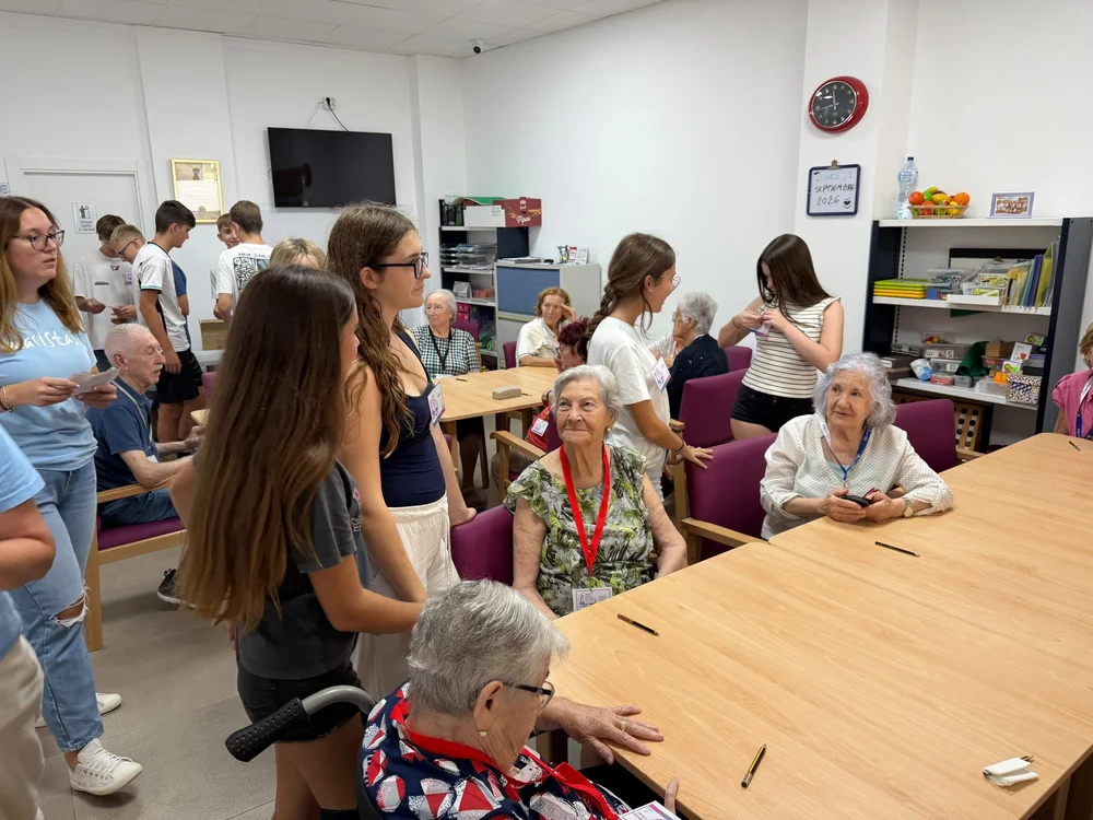 Un nou programa educatiu uneix estudiants i malalts d'Alzheimer per a fomentar l'intercanvi de valors