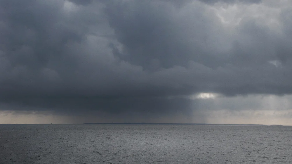 Ens lliurem d'un diluvi històric que ha descarregat 600 l/m² en una hora en la mar