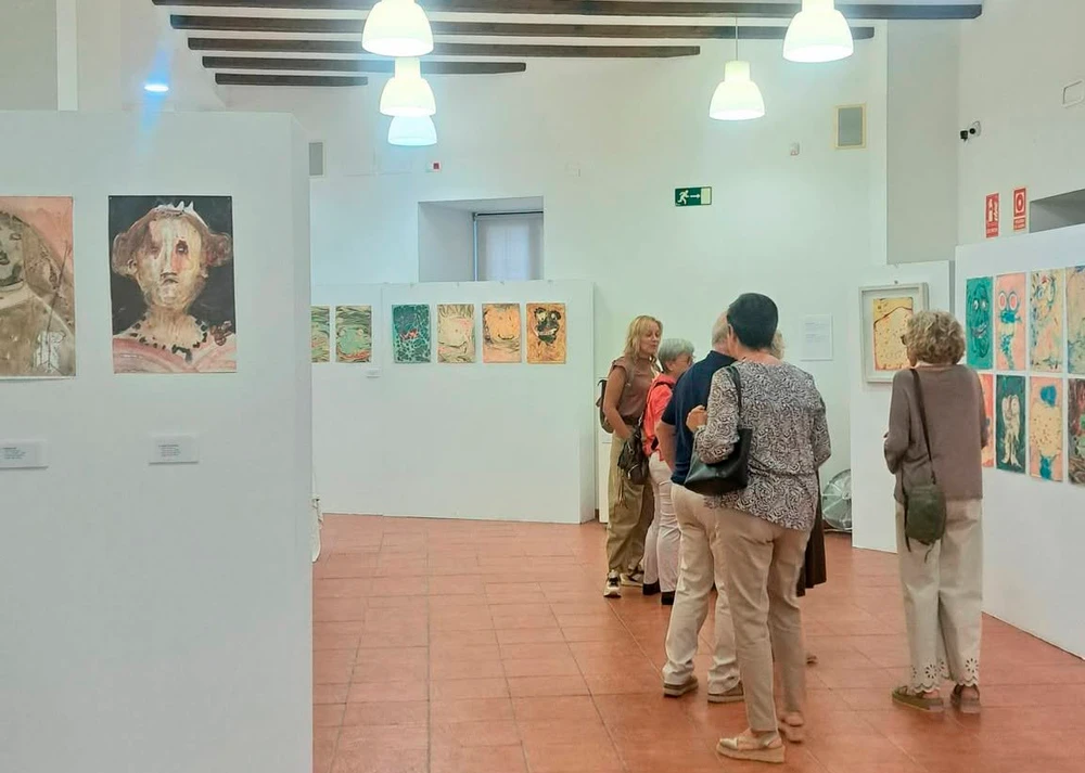 Marta Simeón transforma la Casa de la Enseñanza en un refugio de seres híbridos y caos creativo