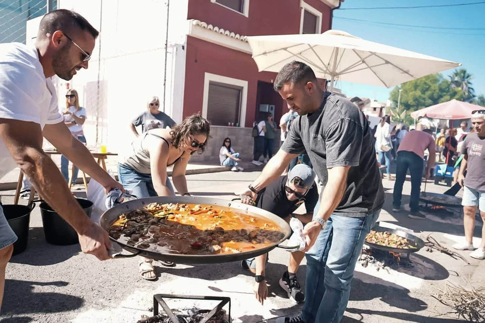 El Mareny de Sant Llorenç se vuelca en la calle para celebrar sus esperadas paellas populares