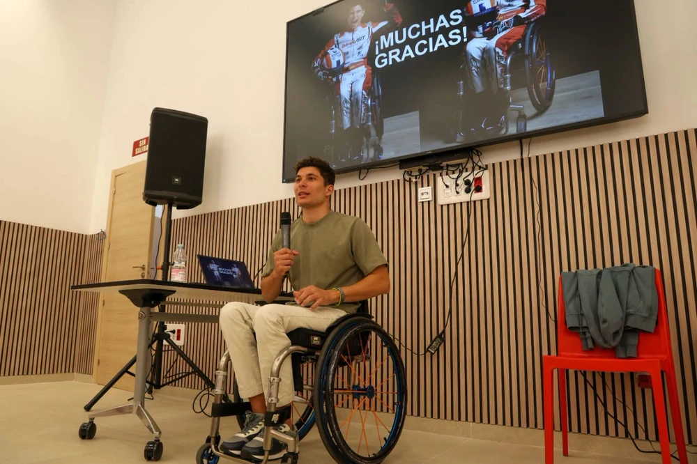 La lección de vida del piloto Carlos Tatay inspira al alumnado cullerense en El Patronat