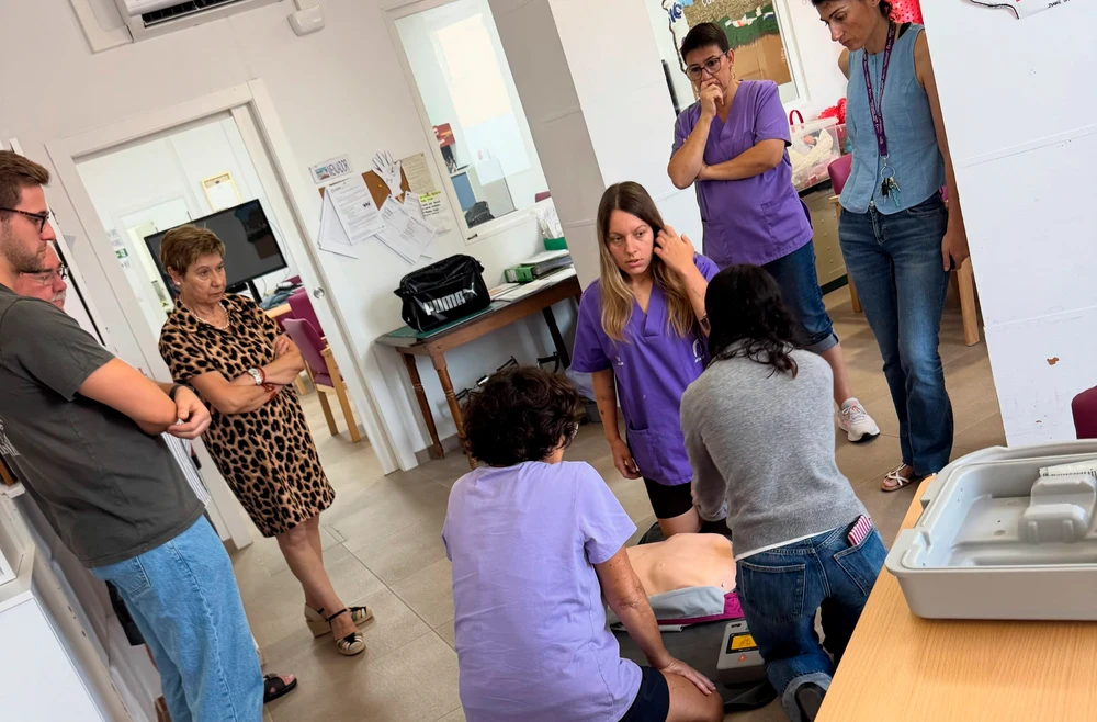 La asociación de familiares de Alzheimer AFACU recibe formación sanitaria vital para afrontar emergencias con personas dependientes
