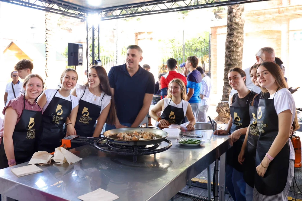 Cerca de 150 escolares aprenden los secretos del campo y cocinan su primera paella