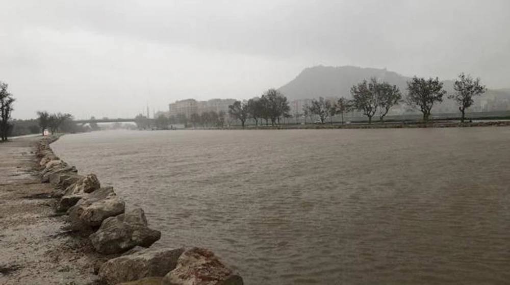 Els més de 120 litres caiguts de matinada inunden diversos barris i paralitzen l'activitat local