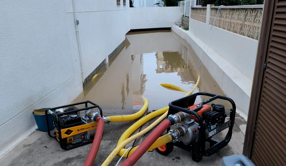 L'operatiu de Protecció Civil de Cullera es desplaça per a buidar els baixos inundats a Oliva
